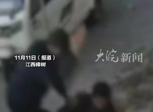 网传男子家门口暴打老父亲至送医，父亲持刀反击又被打倒在地，当地警方：起因是老人打了儿媳妇