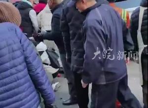 沈阳一私家车撞上早市摊位，目击者：卖菜摊户被撞，当地回应：工作人员在处置