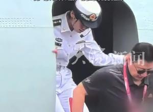 这才是该追的星！中国首飞航天员杨利伟现身中国航展 现场观众激动围观拍照