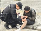 摩托車主受傷  特警溫情相助