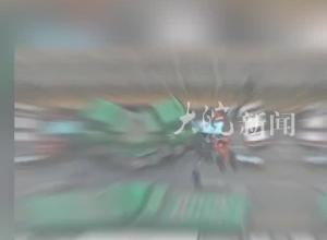 上海街头发生一起车祸 出租车被撞严重受损 出租车公司:司机经救治无生命危险
