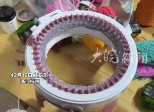 女子将电钻和手摇编织机结合，成功自制“电摇编织机”，“基本上两分钟一顶帽子 五分钟一条围巾”  