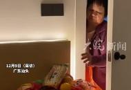 男生因工作心情不好跑樓上哭，奶奶發(fā)現(xiàn)后悄悄在門縫塞零食，當(dāng)事人：都是我小時候愛吃的，還把自己做手工的錢給我