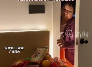 男生因工作心情不好跑楼上哭，奶奶发现后悄悄在门缝塞零食，当事人：都是我小时候爱吃的，还把自己做手工的钱给我