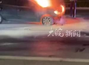 洛阳一私家车当街起火 目击者：曾找灭火器帮忙扑救 无奈火势太大
