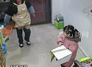 女儿因写作业和自己犟嘴，妈妈去踢孩子时不慎摔倒，女儿搂着心疼大哭，妈妈：当时心就软了