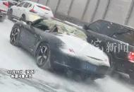 鵝毛大雪中車主開敞篷保時捷，頭頂破塑料布，被凍得打吊瓶：零下20度，真的很冷，注意保暖