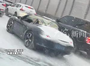 鹅毛大雪中车主开敞篷保时捷，头顶破塑料布，被冻得打吊瓶：零下20度，真的很冷，注意保暖