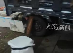 六旬菜贩在车内烧炭取暖身亡，附近商户：为了占位置 天没亮就来了，一旁的菜还码得整整齐齐