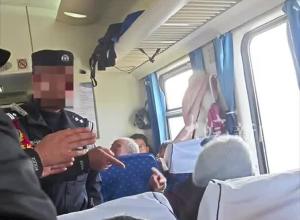 列车上母女霸座手机砸乘警 拒不让座并袭警被乘警带走  公安部门：依据相关法规处理
