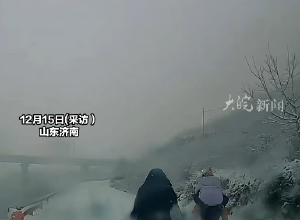 下雪天老人背着孙女步行去看病 
路过的“鲁A小伙”主动搭载
 “当时距离医院还有八九公里”