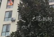 淮南一保安兩次爬進(jìn)火場 濃煙中救出兩位老人