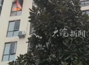 淮南一保安两次爬进火场 浓烟中救出两位老人
