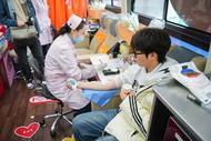 音乐巴士和献血车首次同时进校园  今年合肥高校师生已献血近400万毫升