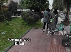 盲人女孩借助盲杖独自出门，好心阿姨默默挪走盲道上的车，走出很远也频频回头关注