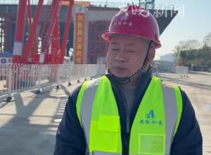 龙岗路跨南淝河特大桥，主桥钢箱梁已顶推过半，预计明年初完成跨河顶推
