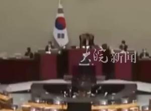 韩国总统尹锡悦 发布紧急戒严令 韩国国会前出现冲突
