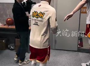 6万元1日签约CBA，独腿聋哑小伙晒出浙江广厦聘书，何明亮圆梦“扣篮”