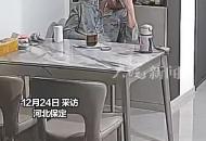 深夜兒子看著視頻里的母親痛哭 三年前母親因病去世 “從小娘倆相依為命，快過年了聊起又難受了”
