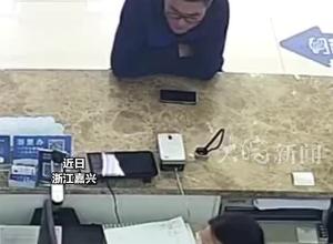 “我想看看妈妈长什么样”，33岁消防员走进派出所求助，想找寻30年前去世妈妈照片，看到照片泪崩：我也是有妈妈的人了