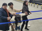 余華英拐賣兒童案重審二審開庭丨楊妞花和姐姐進入法庭前鞠躬致謝
