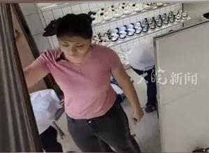 小学生扎堆看电视爆火  鞋店倒闭后 老板开起小吃店！ “孩子攒了几天零花钱等开业来买”