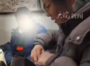 被抱养37年拒绝亲生父母认亲 女子 ： 坚决不认 磕了三个头 生我的恩情还完了 也请网友不用过分指责他们