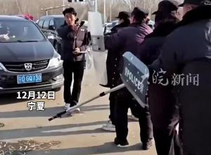 学校组织防恐演练 不料“歹徒”被路人大爷一招制服