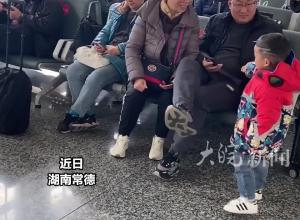 3岁男孩在机场候机时大方展示街舞，一旁旅客纷纷鼓掌点赞