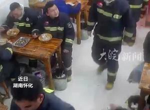 消防员凌晨出警结束用餐时 遇到一位“霸道店长”  拿着大勺挨个加菜 生怕有人不够吃