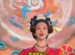 93岁“敦煌的少女”常沙娜 
回到父亲常书鸿的故乡杭州 
看到全城330个大屏播放父亲照片 
她激动地喊:那是我老爸 常书鸿