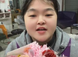 向佐今天找晓华剪头发
 晚上7点将直播剪发过程 
晓华感谢向佐在流量下滑时来理发