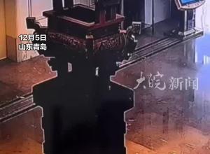 酒店员工搬大桶水时失误 桶装水滚落打碎鼎摆件 两人原地“宕机”7秒钟
