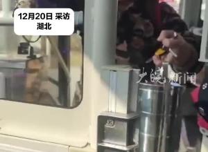 男子背着娃给开公交的老婆送饭  平时在家洗衣、做饭、带孩子家务全包老婆：自己每天早出晚归很少兼顾家