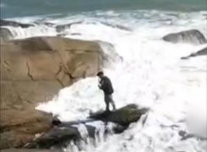 男子在海边钓鱼被海浪卷走
退役海军战士奋不顾身下海施救 