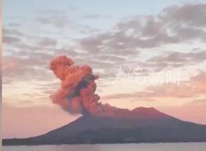 日本樱岛南岳山顶火山口发生爆炸性喷发 火山灰柱高度达3400米
