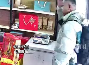 男子走进小店给老板送花，只为感谢四五年前的“一饭之恩”，老板：很意外 没想到他还记得