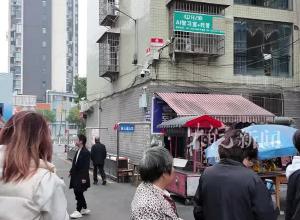爆火一个月后 大皖新闻实探“晓华理发店”，有人早晨5点过来排队，部分临时摊位今起拆除