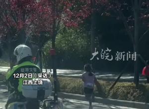 爸爸因体力不支放弃比赛，6岁女孩独自跑42公里全马，背后就是收容车 从未想过放弃