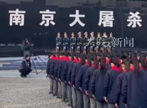 南京全城鸣响防空警报 市民下车驻足、交警脱帽默哀 这一刻时间仿佛凝固
