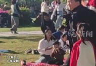 “誰家小孩丟了” 大哥單手抱著孩子找家長 媽媽急忙認領：我的我的