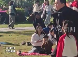 “谁家小孩丢了” 大哥单手抱着孩子找家长 妈妈急忙认领：我的我的