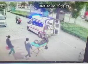 泰州一救护车救人时担架翻倒？ 卫健委回应：正在核实