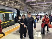 盲人旅客獨自乘車 一路被暖心呵護