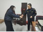 女子手提包從車上掉落，城管“完璧歸趙”獲贊