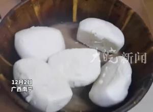 300斤宠物猪的减肥餐，吃完5个馒头2斤小番茄4个红薯还饿得哇哇叫