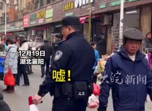 民警“突袭”菜市场，5分钟“偷走”数个手机，沉浸式宣传防盗知识