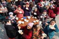 阜陽160名老人歡聚一堂吃餃子喝羊湯