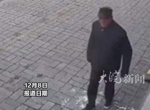 男孩骑自行车与老人擦肩而过，老人突然抓住孩子倒在地上，男孩大喊“碰瓷” 网友：幸亏有监控