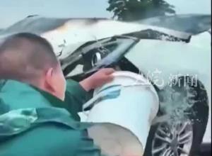 央视点赞卖鱼哥，放弃满车200多斤鱼虾 泼1吨水救人，“鱼虾死点无所谓 救人要紧 救火要紧”